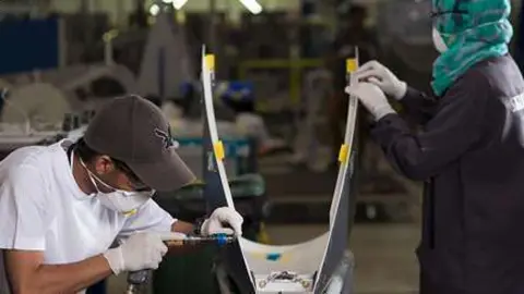 Dos operarios de Strata Manufacturing. (Strata.ae)