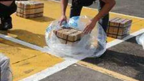 Los paquetes de droga decomisados. (EFE)