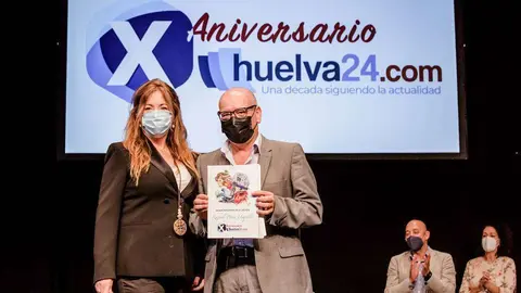 Rafael Pérez Unquiles recibe el galardón 'Mejor periodista de la década'. (Huelva24)