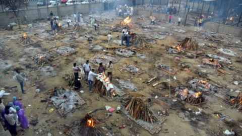 Imagen real de un crematorio de Nueva Delhi durante la incineración de muertos por la covid-19. (EFE/EPA/IDREES MOHAMMED)