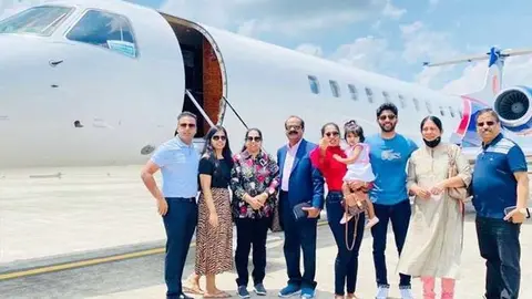 La familia Syamalan posa para una foto en el aeropuerto de Dubai. (GulftoDay)