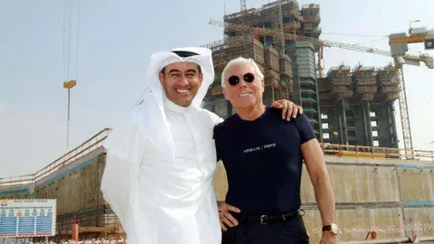 El fundador de Emaar Properties, Mohamed Alabbar, con el diseñador de moda Giorgio Armani ante el Burj Khalifa en construcción. (Getty Images)