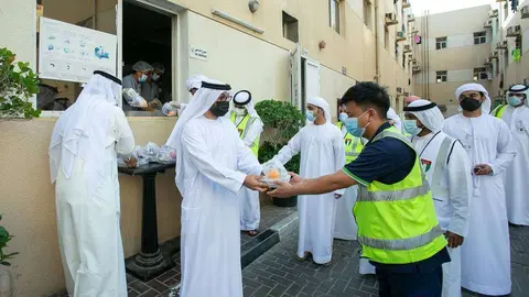 El Departamento de Asuntos Islámicos y Actividades Caritativas en Dubai entrega comidas frescas a trabajadores. (WAM)