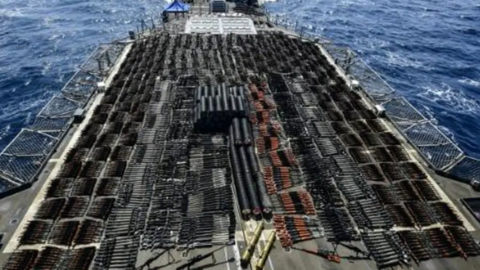 Foto de la Armada estadounidese que muestra armas de fabricación rusa y china incautadas en un 'dhow' en el Mar Arábigo.