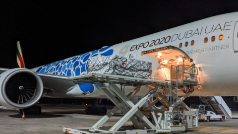 Un avión cargando ayuda a la India. (Emirates Airline)