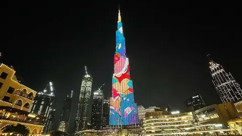 El Burj Khalifa iluminado en abril de 2021. (EL CORREO)
