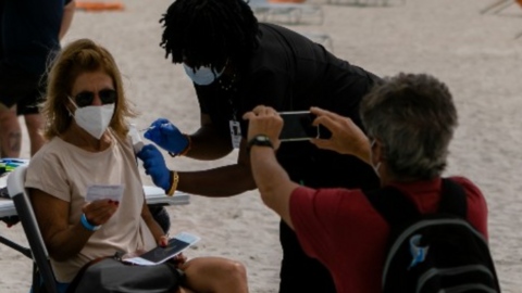 Miami Beach está vacunando los fines de semana. (Twitter)