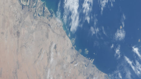 La costa de Dubai con las islas de La Palmera. (Twitter @astro_kimbrough)