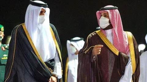 El príncipe heredero saudí (derecha) recibe al emir de Qatar en Jeddah. (Al Arabiya)