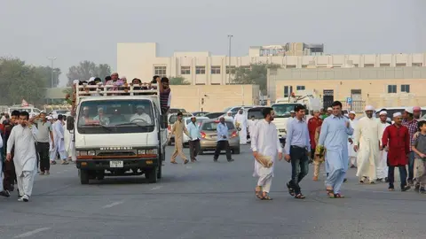 Los fieles durante la hora del rezo en Emiratos durante el Eid Al Fitr. (EL CORREO)