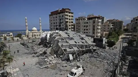 En la ciudad de Gaza un ataque aéreo israelí destruyó un edificio de 12 pisos cerca de la costa. (AFP)