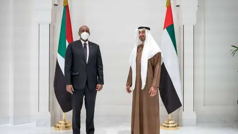 El jefe de Consejo Militar de Transición de Sudán y el príncipe heredero de Abu Dhabi. (WAM)