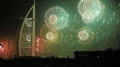 Fuegos artificiales en el Burj Al Arab de Dubai. (ELCORREO)