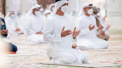 El jeque Mohamed bin Zayed asiste a las oraciones de Eid Al Fitr 2021 en la Gran Mezquita Jeque Zayed en Abu Dhabi.  (Ministerio de Asuntos Presidenciales)