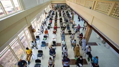 Una sala en un centro de vacunación de la Autoridad Sanitaria de Dubai. (Oficina de medios de Dubai)