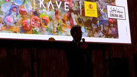 El embajador de España, durante su intervención en la inauguración en un contraluz con la pantalla de Cinema Akil en Dubai. (EL CORREO)