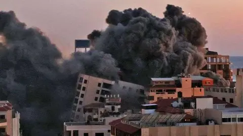 Bombardeo de la fuerzas militares israelíes sobre la torre Hanadi en Gaza. (bbc.com) 