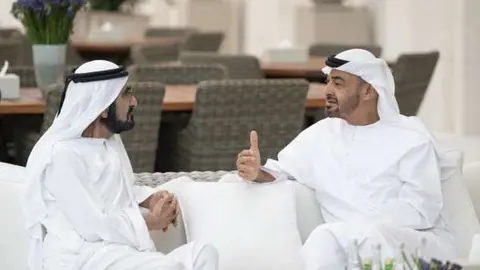 El gobernante de Dubai -izquierda- conversa con el príncipe heredero de Abu Dhabi. (WAM)
