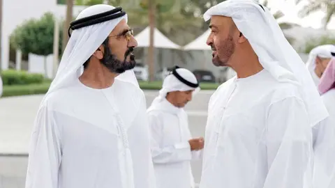 El gobernante de Dubai (izquierda) junto al príncipe heredero de Abu Dhabi. (WAM)