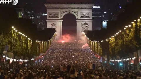 En la imagen de AFP, Aficionados en los Campos Elíseos en París.