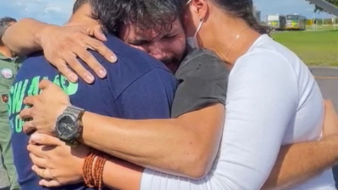 El piloto abraza a su familia tras su rescate. (Instagram)