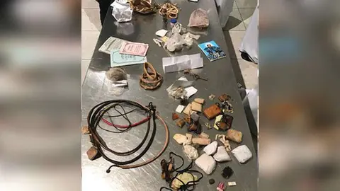 Una imagen difundida por la Policía de Dubai de algunos de los artículos confiscados.