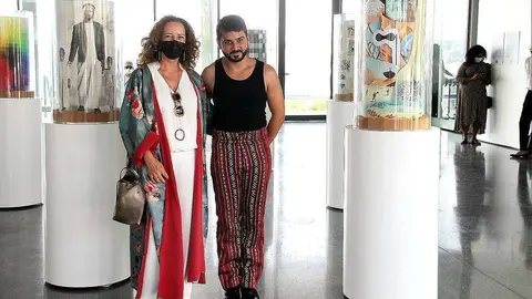 La artista María José Rodríguez Escolar y el bailaor y filósofo Fernando López, durante la inauguración de la exhibición 'El Viaje' en Dubai. (EL CORREO)