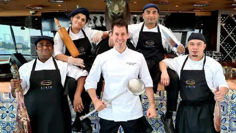 El chef Juan Ramón Sobero y su equipo en el Casa de Tapas de Dubai. (Cedida)