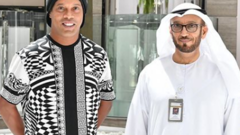 El ex futbolista junto a un representante de la GDRFA. (Instagram)