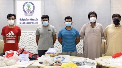 La Policía difundió esta imagen de los detenidos y el alijo de droga.