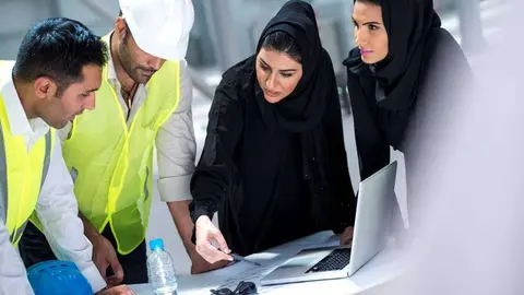 Mujeres emiratíes, en el desarrollo de su trabajo. (WAM)