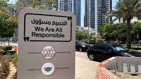 Un cartel con las normas de seguridad Covid en una calle de Dubai. (EL CORREO)