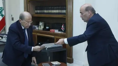 El presidente de Líbano, Michel Aoun, recibe la dimisión de Charbel Wehbe. (@LBpresidencia)