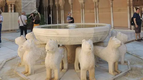 El Patio de los Leones en la Alhambra de Granada. (EL CORREO)
