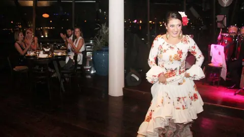 Aplausos para la bailaora Manuela Lucía Mora durante su actuación en Casa de Tapas. (EL CORREO)