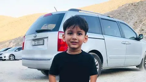 La Policía de RAK difundió esta imagen del menor tras el rescate.