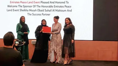 La empresaria española Mabel Hoyos, directora general de Hebany Group, en el momento de recibir el premio de manos de la jequesa Mozah Obaid Suhail Al Maktoum. (EL CORREO)
