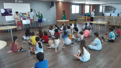 Alumnos de El Cole en Dubai atienden a la gran historia de Womagis. (Cedida)