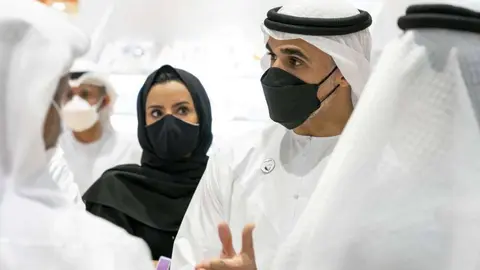 En el centro de la imagen, el jeque Khaled bin Mohamed bin Zayed Al Nahyan, miembro del Consejo Ejecutivo de Abu Dhabi. (WAM)