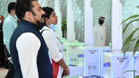 Control de pasaportes en el Aeropuerto Internacional de Dubai. (@GDRFADUBAI)