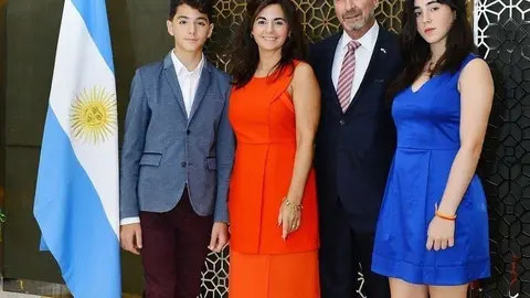 El embajador Fernando de Martini, junto a su esposa e hijos. (Manaf K. Abbas)