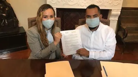 Sara García y Miguel Ángel Suárez durante la firma del convenio en Monterrey. (Cedida)