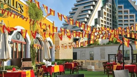 Terraza del Seville's, restaurante español donde estará situada la mesa electoral en Dubai. (Cedida)