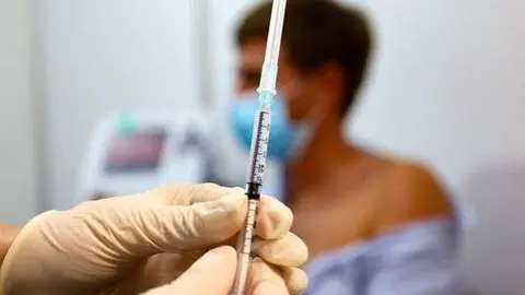 Una persona antes de recibir una vacuna. (Fuente externa)