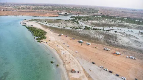 La nueva playa rodeada de manglares. (WAM)