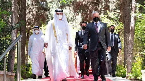 El príncipe heredero de Abu Dhabi junto al rey de Jordania en Ammán. (WAM)