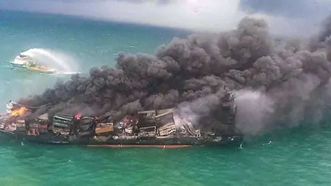 El buque en llamas. (Twitter)