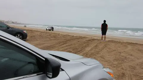 Paseante observa el horizonte con nubes en la línea costera de Ras Al Khaimah. (EL CORREO)