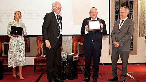 Raphael Nagel, fundador y presidente del Círculo Abrahámico de Negocios, en el instante de recibir la distinción. (Cedida)