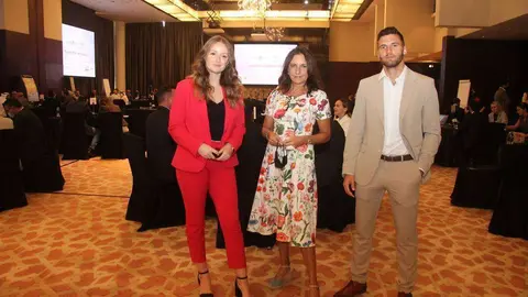De izquierda a derecha, Lauren Anne Fellows, Belén Cepero y Rafael Borrego, en el salón de sesiones de la feria de International Property Show (IPS), celebrada en Dubai. (EL CORREO)